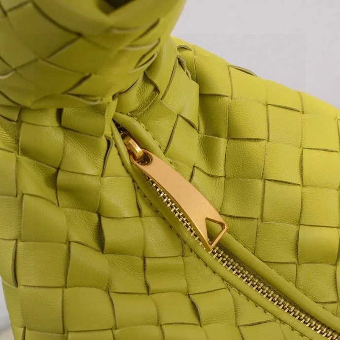 Batch 1460 BV Bottega Veneta 2022 Early Spring New Ladies Medium JODIE Handbag BV Bag 🔥The new method is to round the corners on the original basis and knot the round hobo bag with classic woven leather. The most iconic triangular pull-out design, using sheepskin draped soft shape, is super suitable for concave shapes~ Jodie feels really gentle to people, and is definitely the best item for daily matching. It has the same weave, new elements and twists, and is versatile. It is the new favorite of street style Internet celebrities! Size: 36*21*13 Model: 6697